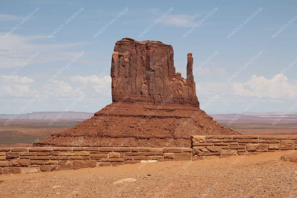 Tájkép - Monument Valley - A West Mitten sziklatömbje