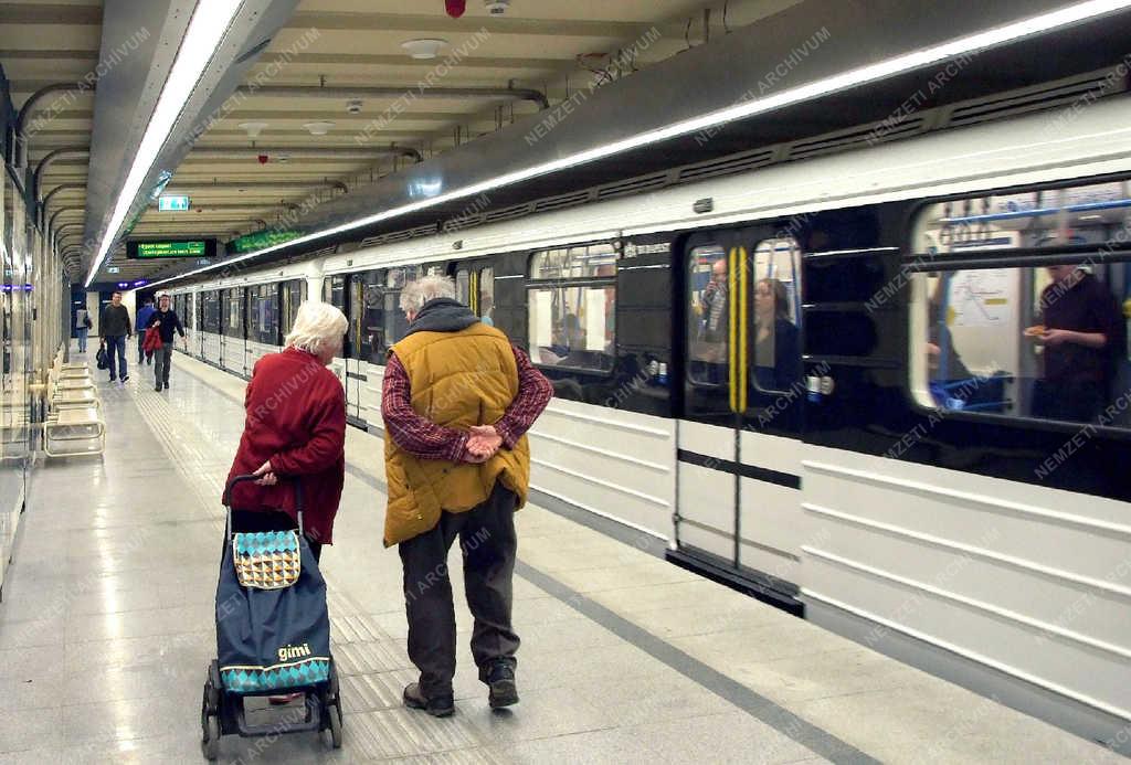 Közlekedés - Budapest - A hármas metró egyik felújított állomása