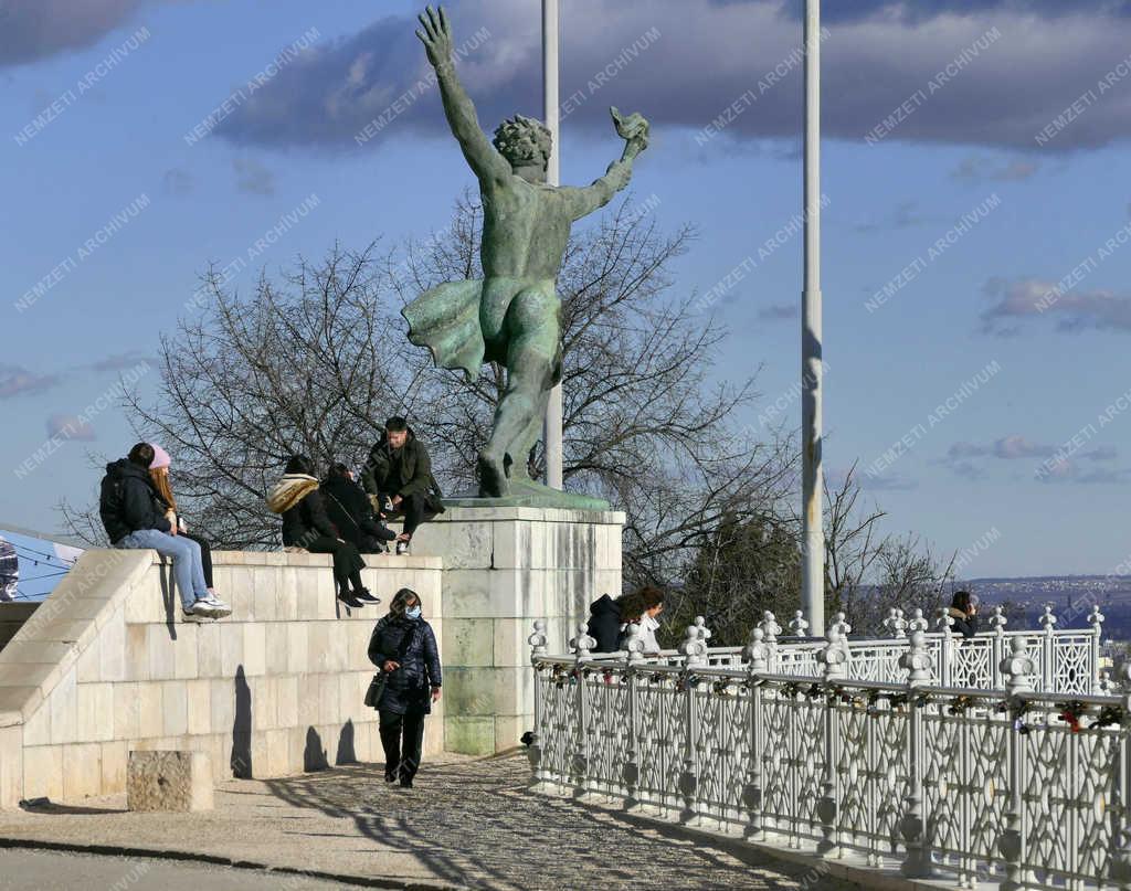 Városkép - Budapest - Fiatalok a Gellért-hegyen