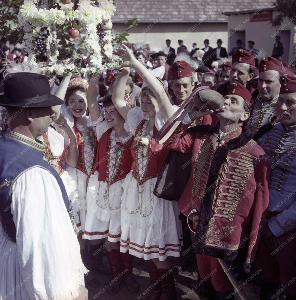 Néphagyomány - Ünnep - Szüreti felvonulás Tápiószentmártonban