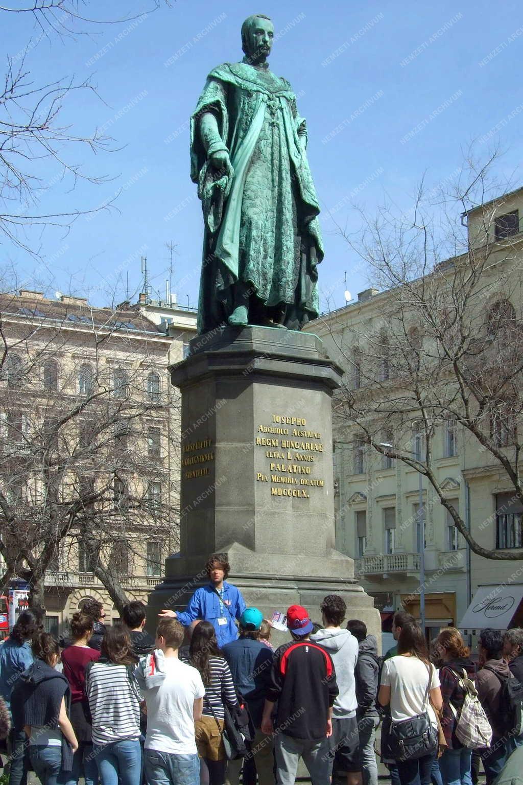 Idegenforgalom - Budapest - Turisták József nádor szobránál