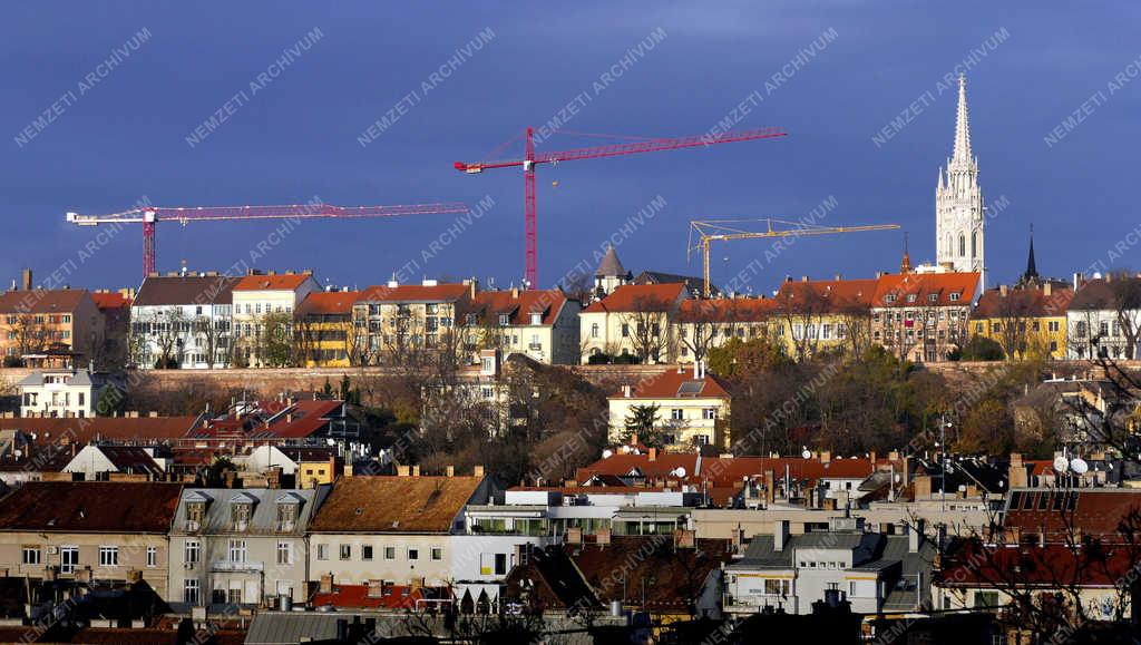 Városkép - Budapest - Épületfelújítást segítő toronydaruk a Budai Várban