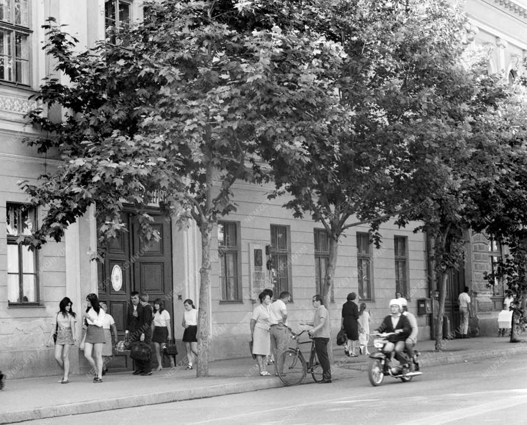 Városkép - Életkép - Békéscsabai utcakép