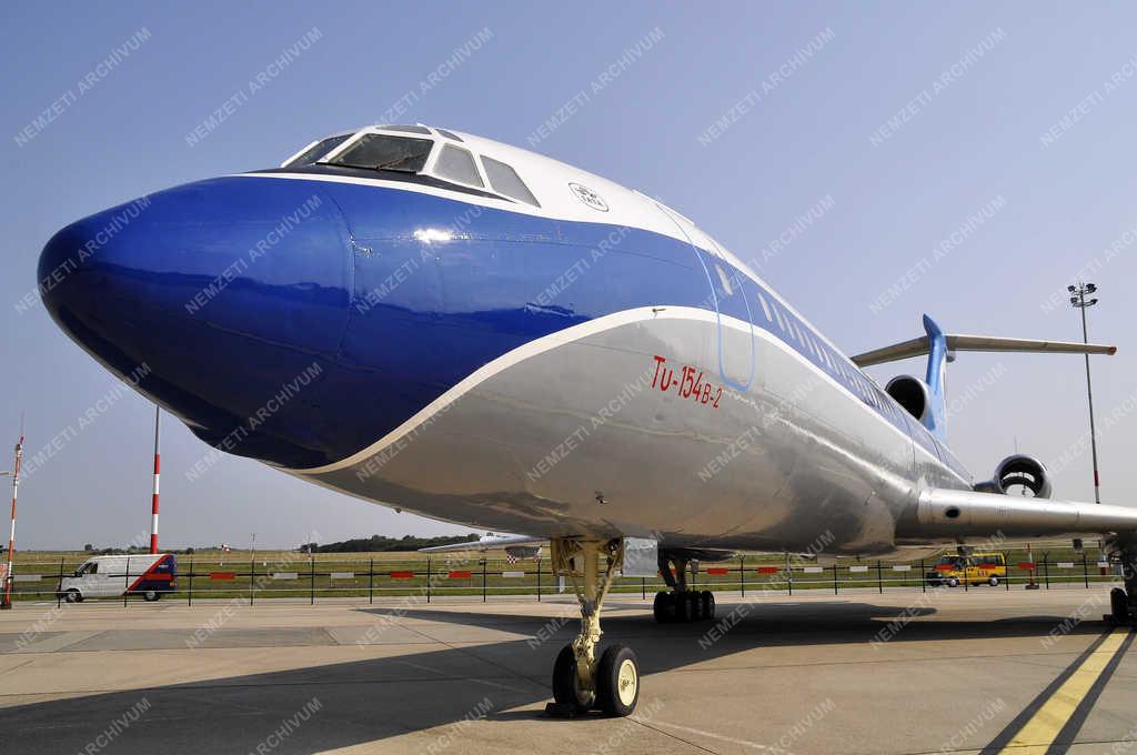 Légi közlekedés - Budapest - Újrafestették a Malév első Tu-154-es repülőjét