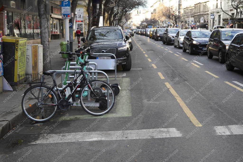 Közlekedés - Budapest - Forgalom az Erzsébet körúton