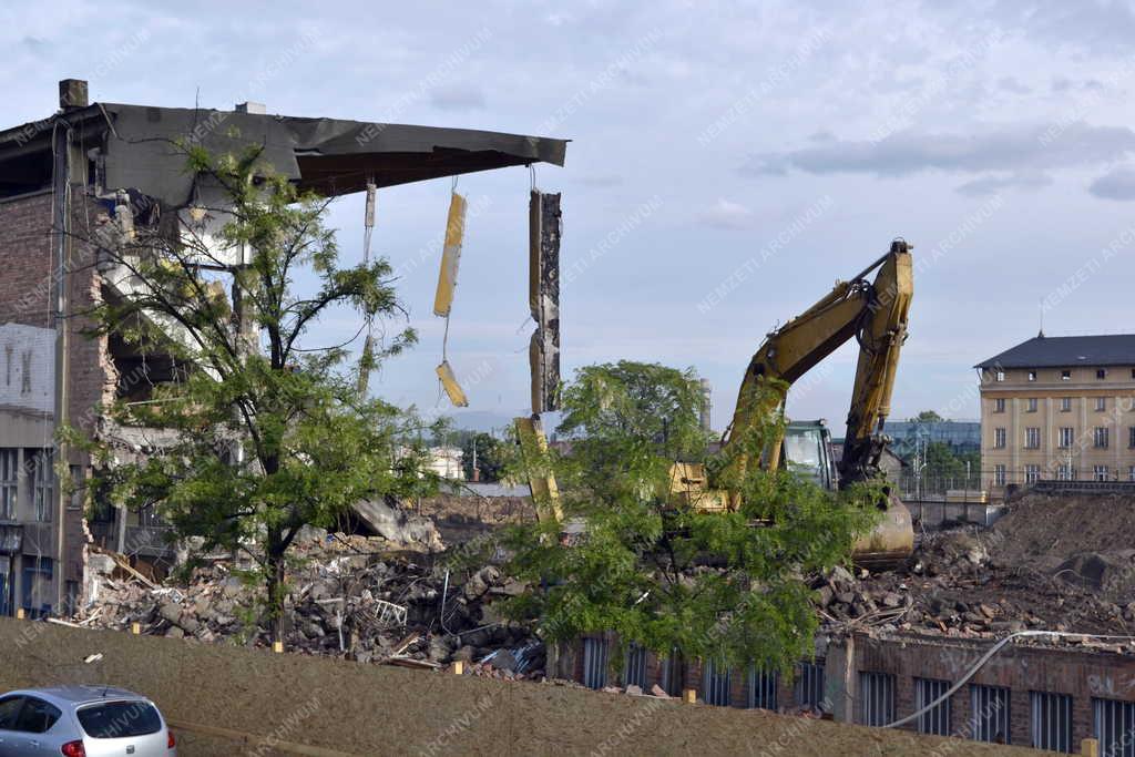 Épületbontás - Budapest - Bontják a Hidegkuti Nándor Stadiont