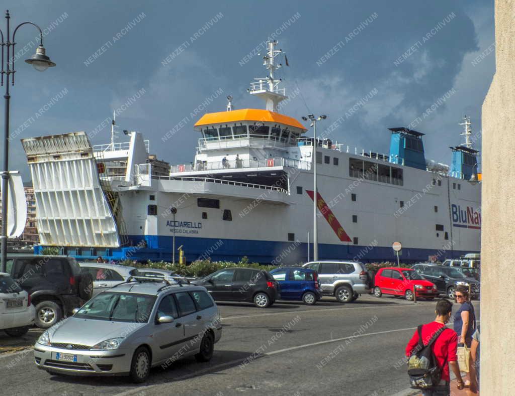 Vízi közlekedés - Portoferraio - Komphajó a kikötőben