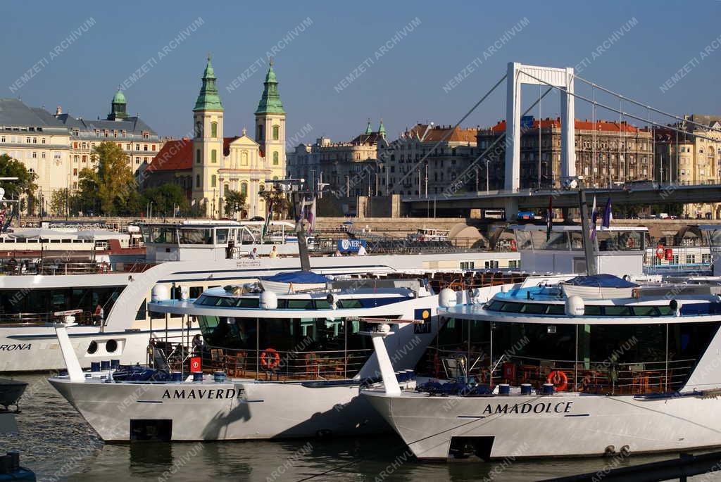 Budapest -  Szállodahajók - Belvárosi plébániatemplom 