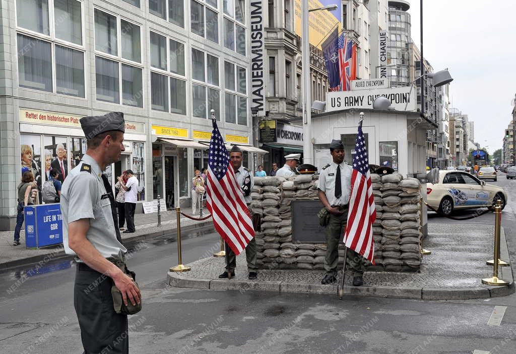 Idegenforgalom - Berlin - Turista a Checkpoint Charlie-nál