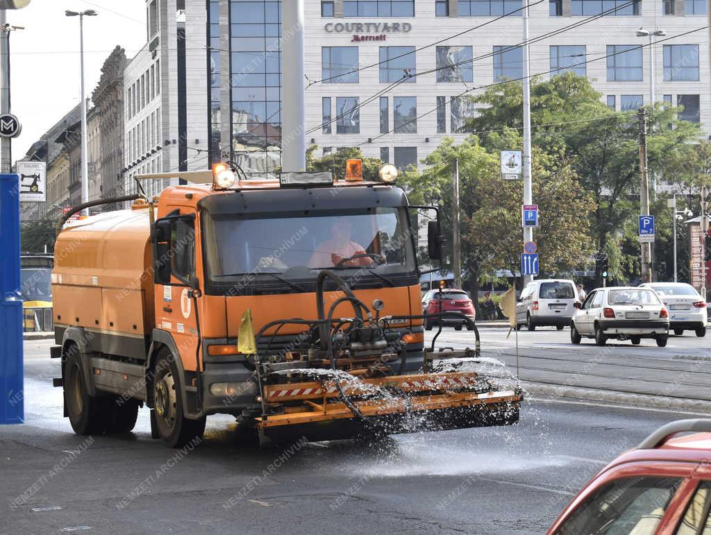 Köztisztaság - Budapest - Locsolóautó