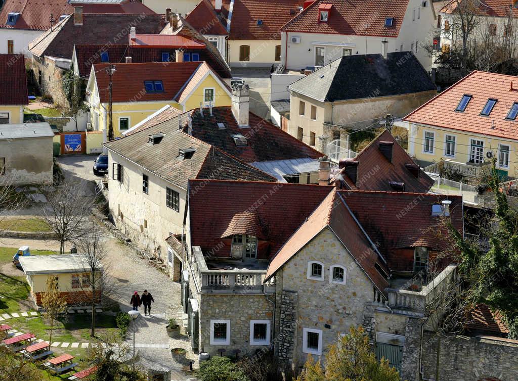 Városkép - Veszprém - Régi épületek a Várhegy lábánál