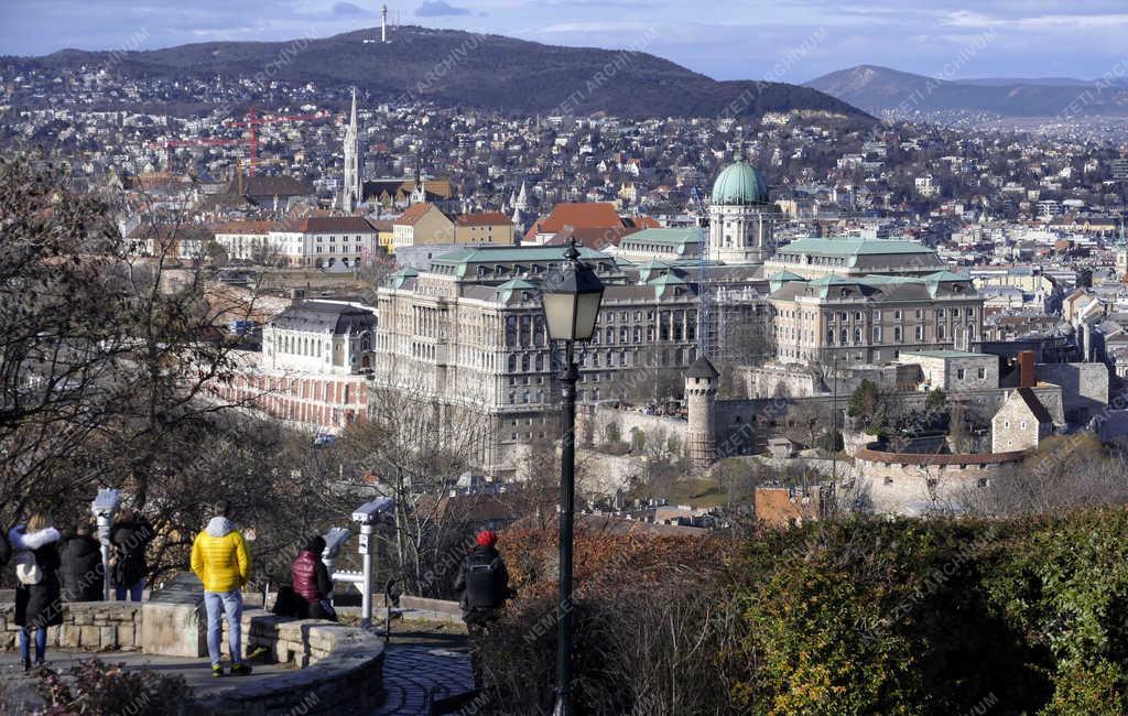 Városkép - Budapest - Turisták a Gellért-hegyen