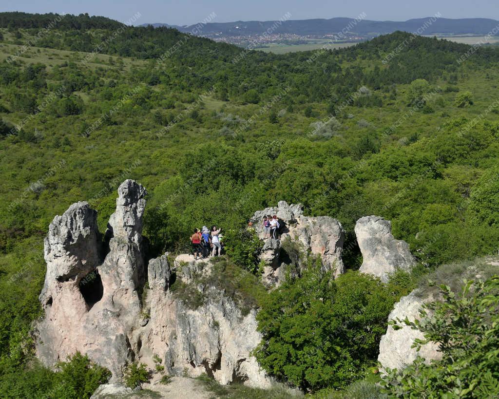 Turizmus – Pilisborosjenő – Látogatók a Teve-sziklánál