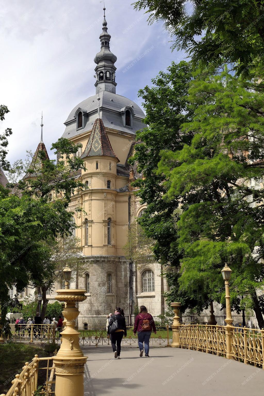 Műemlék - Budapest - Barokk épületrészlet a Vajdahunyad-várban