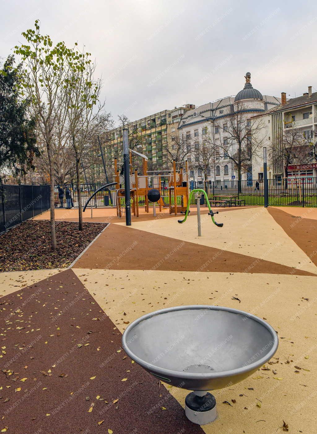 Városképek - Debrecen - Megújult a Petőfi tér