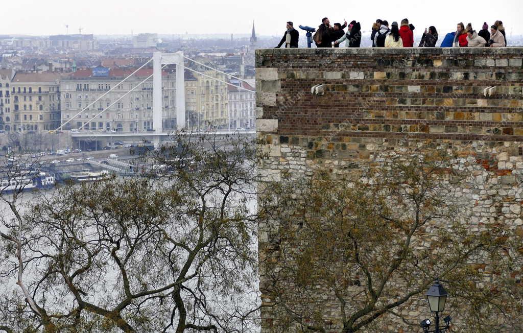 Idegenforgalom - Budapest – Turisták a Budai Várban