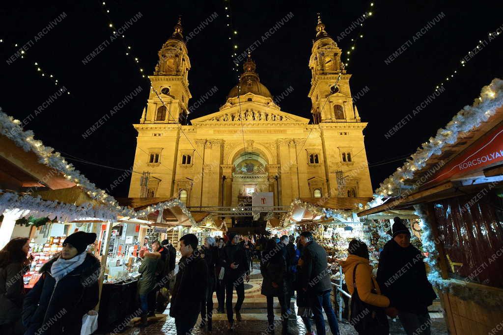 Ünnep - Budapest - Adventi vásár a Bazilikánál