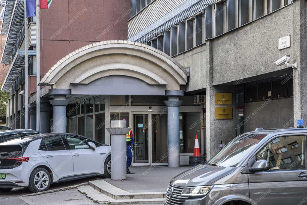 Közigazgatás - Budapest - Gazdaságfejlesztési miniszter és Miniszterelnöki Kabinetiroda