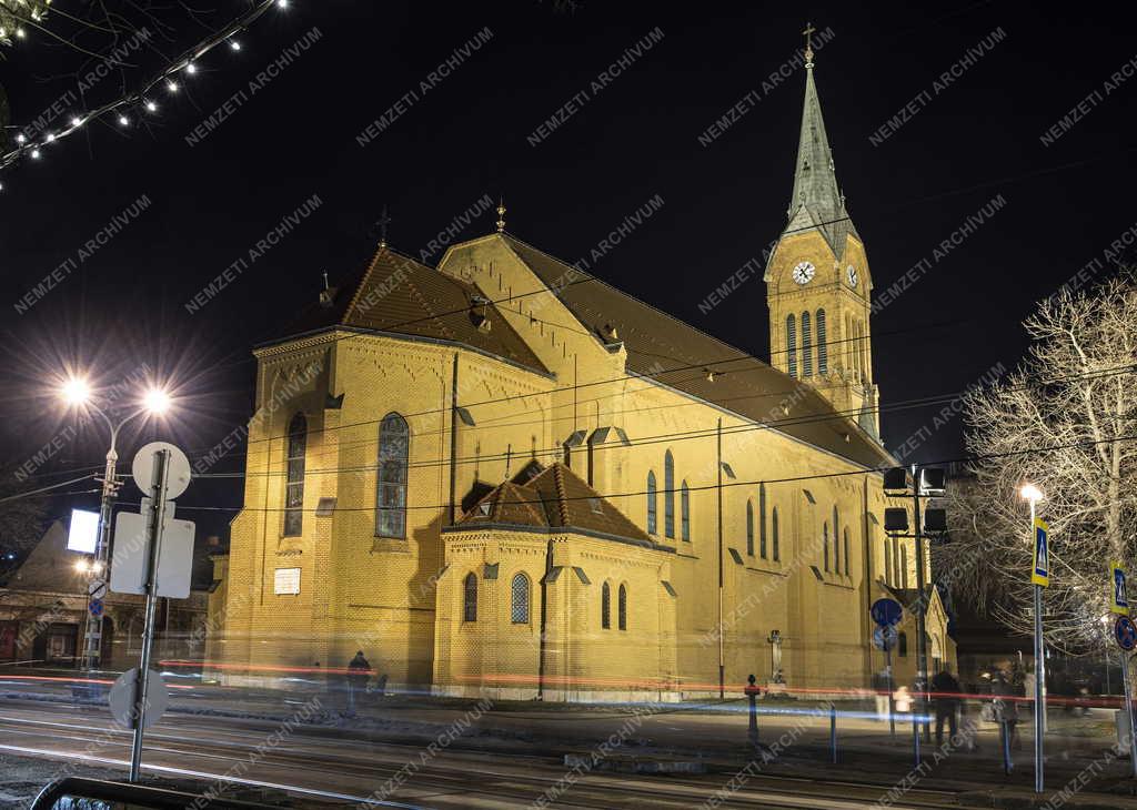 Városkép - Egyház - Budapest - Kispest Templom tér esti kivilágításban