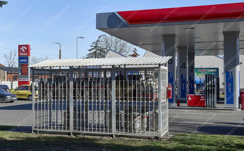 Közlekedés - Energia - Orlen benzinkút a fővárosban