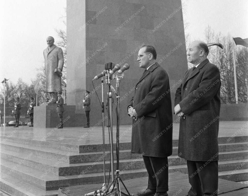 Kultúra - Felavatták Lenin szobrát a fővárosi a Dózsa György úton