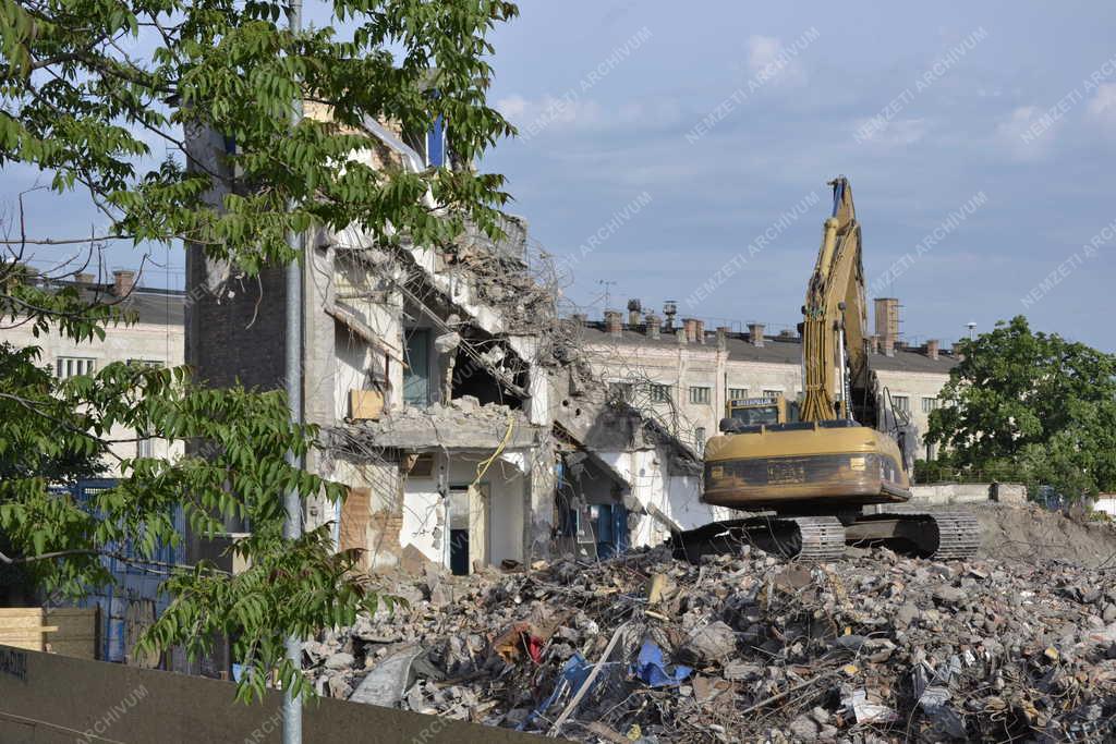 Épületbontás  - Budapest - Bontják a Hidegkuti Nándor Stadiont