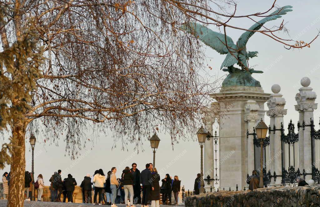 Városkép - Budapest - Turisták a Budai Várban