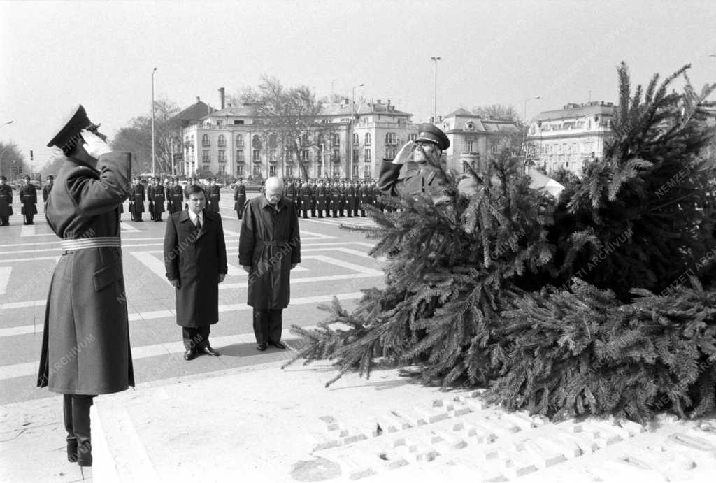 Ünnep - Belpolitika - Koszorúzás a Hősök terén