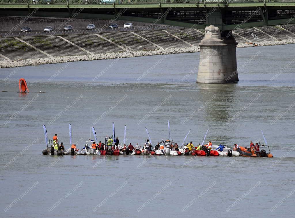 Szabadidő - Budapest - Első budapesti Duna-átúszás