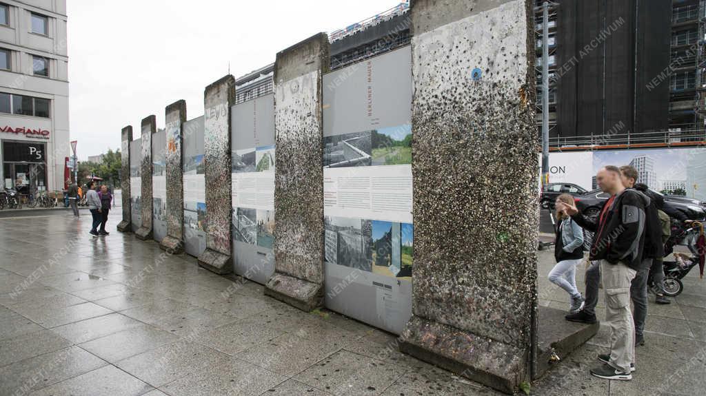 Történelmi emlék - Berlin - A berlini fal megmaradt darabjai