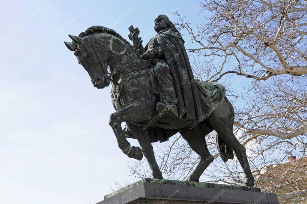 Székesfehérvár - Szent István lovasszobor