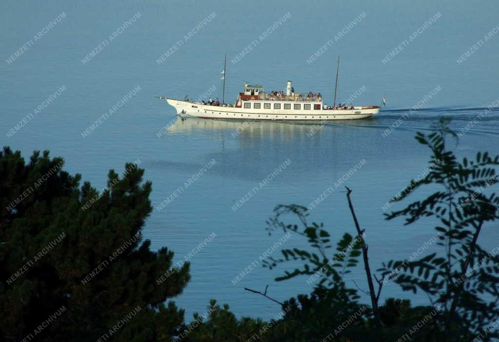 Közlekedés - Tihany - A muzeális Kelén hajó a Balatonon