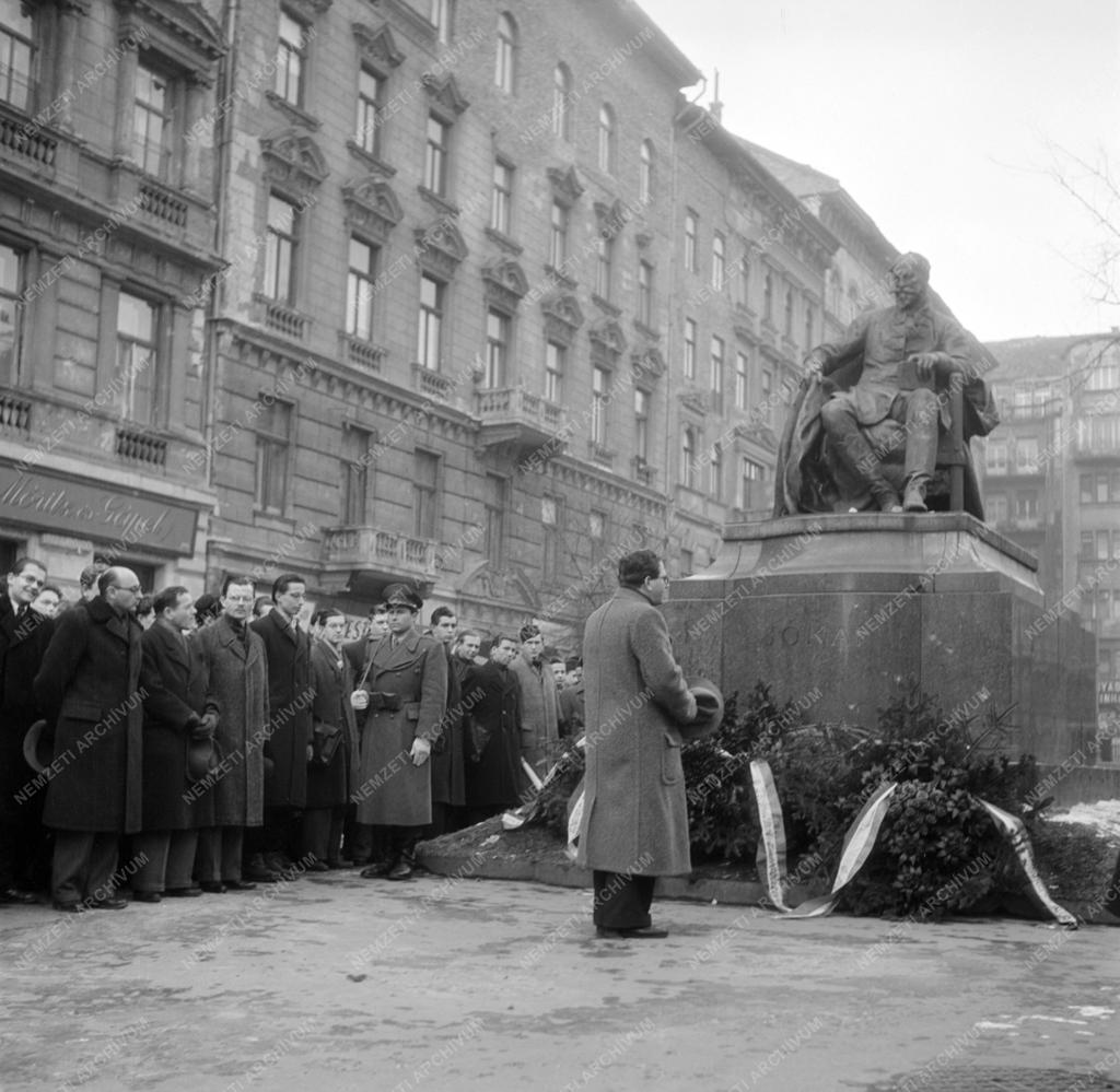 Évforduló - Koszorúzás Jókai Mór szobránál