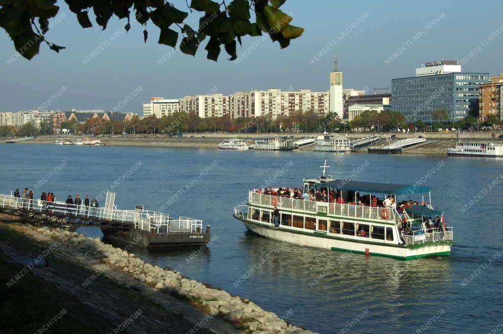 Közlekedés - Budapest - Sétahajó a Dunán