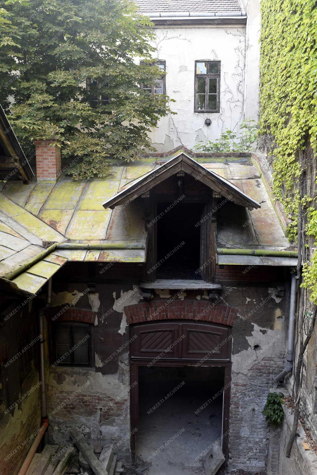 Városkép - Budapest - Felújításra váró Kincsem palota