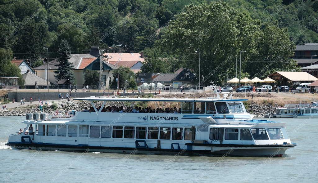 Közelekedés - Nagymaros kirándulóhajó a Dunakanyarban