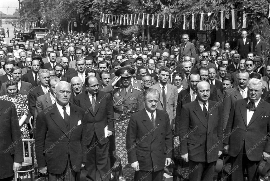 Oktatás – A román nyelvű NÉKOSZ-kollégium felavatása