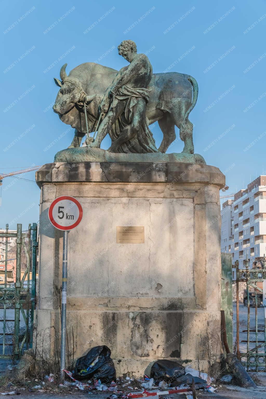 Műalkotás - Budapest - Közvágóhíd bejáratát díszítő szobrok