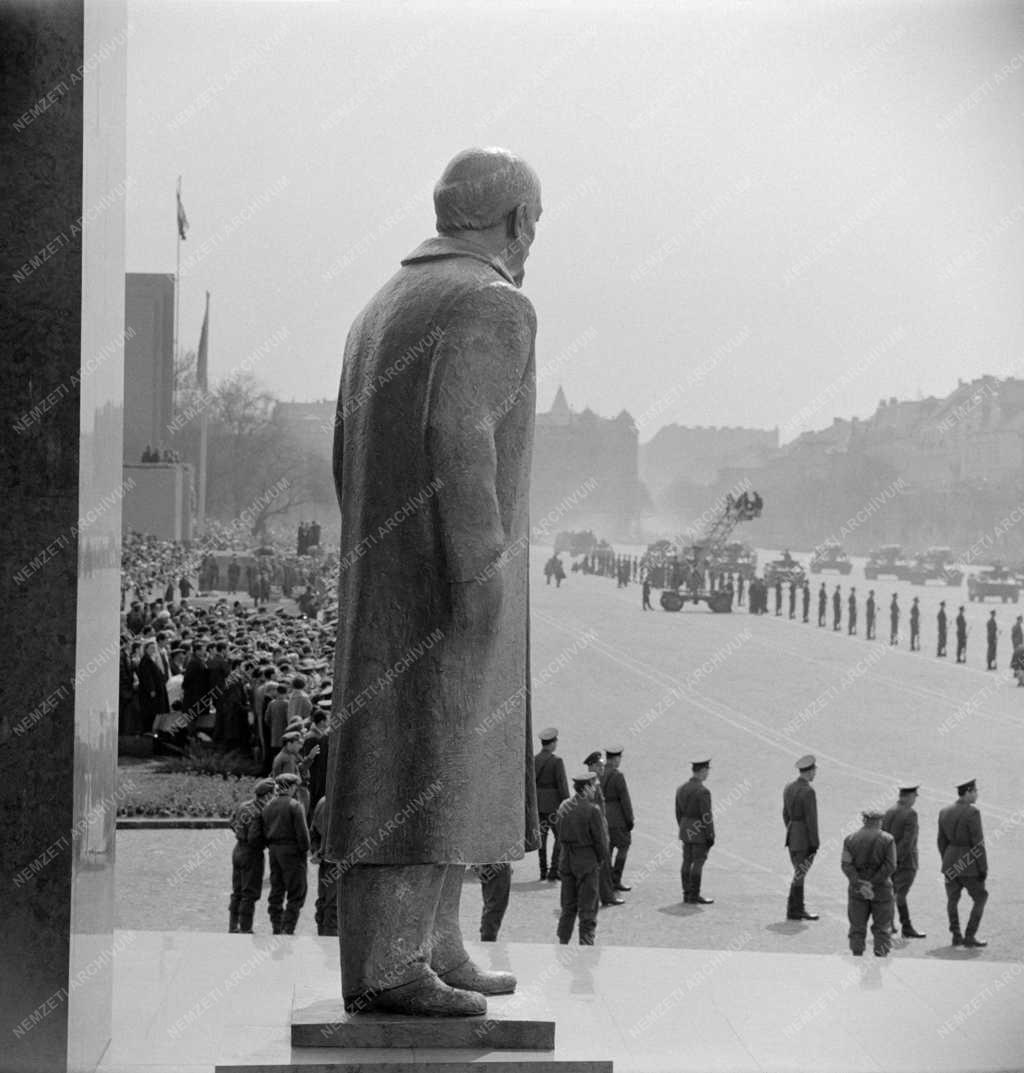 Ünnep - Katonai díszszemle hazánk felszabadulásának 20. évfordulóján