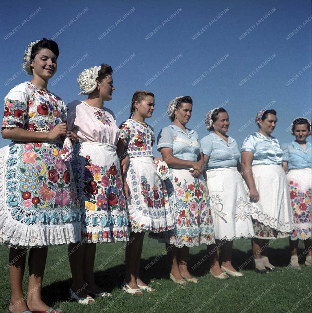 Folklór - Kalocsai népviselet Drágszélen