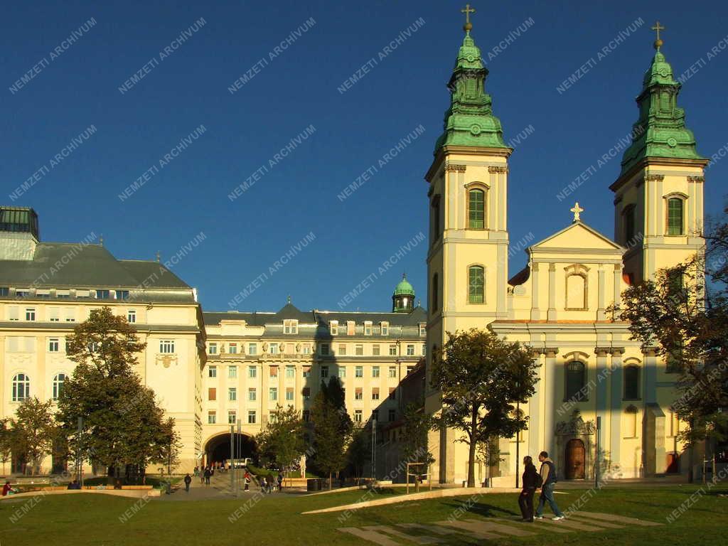 Városkép - Budapest - Március 15. tér - Műemlék templom 