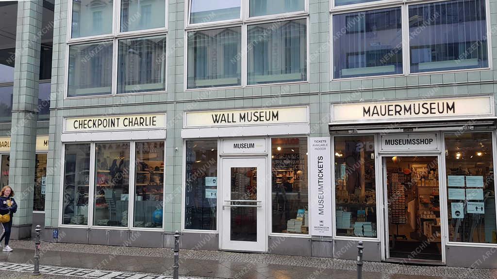 Történelmi helyszín - Berlin - A Checkpoint Charlie és Fal Múzeum épülete