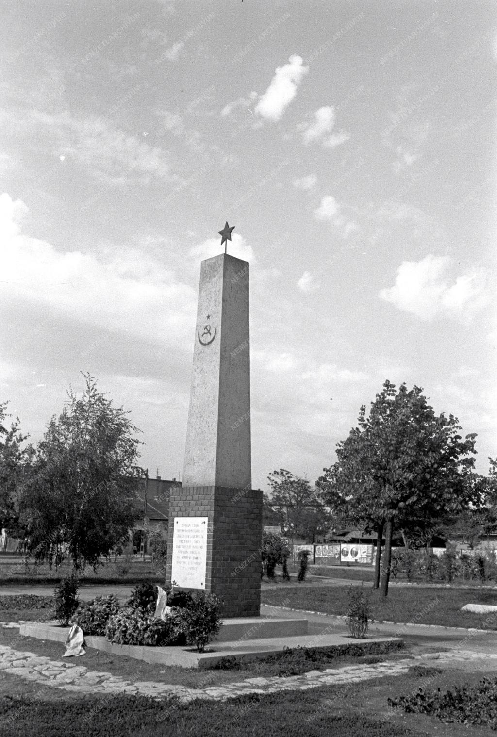 Emlékmű - Szovjet katonahősök tiszteletére