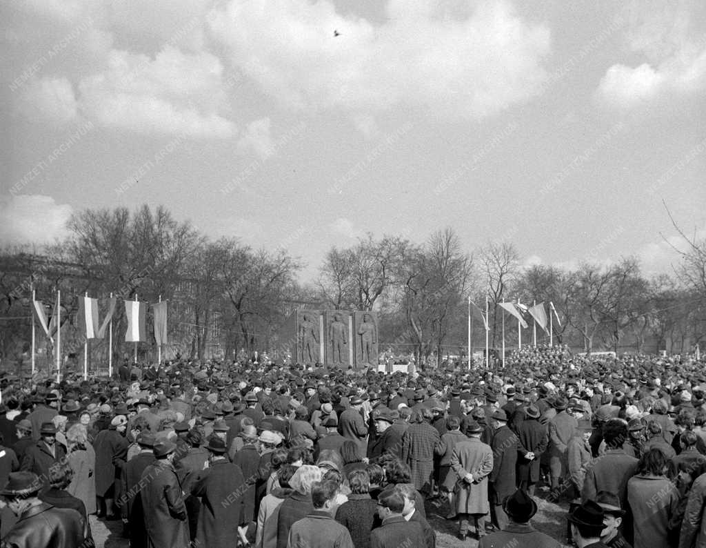 Politika – Felavatták Kun, Landler és Szamuely emlékművét