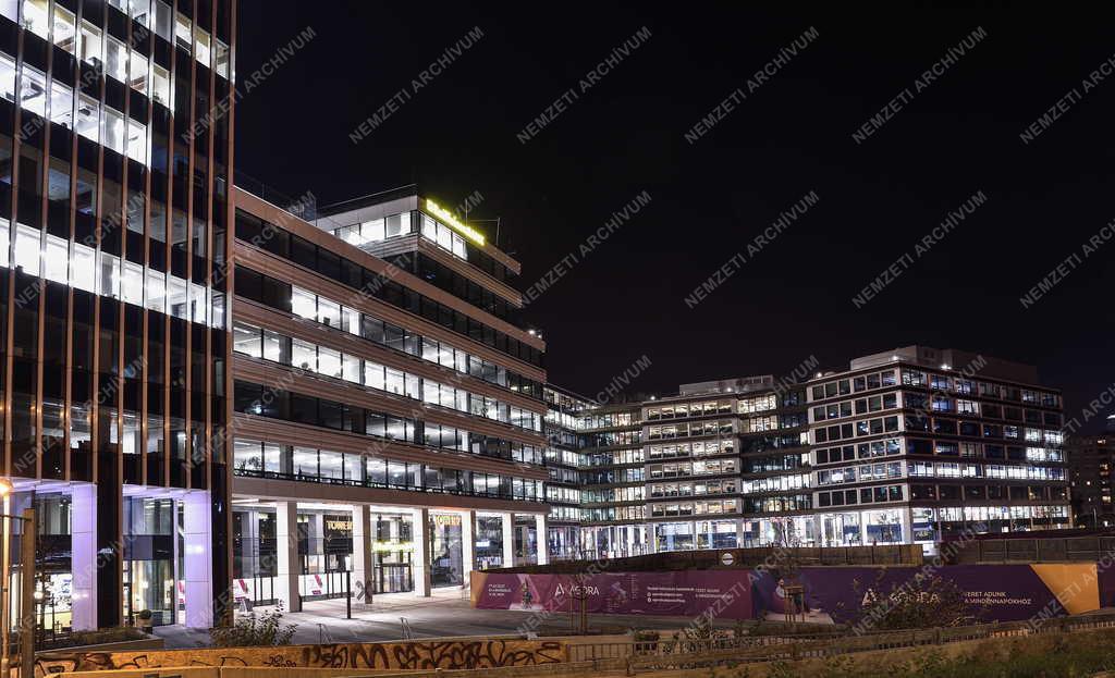 Városkép - Budapest - Esti kivilágításban az Agora Budapest irodaépület komplexum