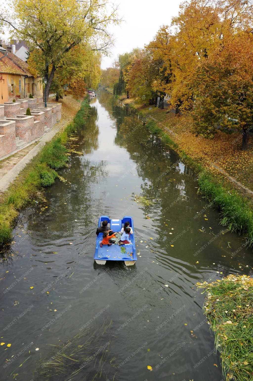 Gyula - Csónakázó család