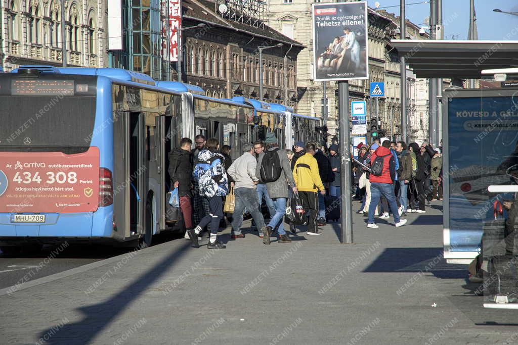 Közlekedés - Budapest - Autóbuszmegálló a Baross téren