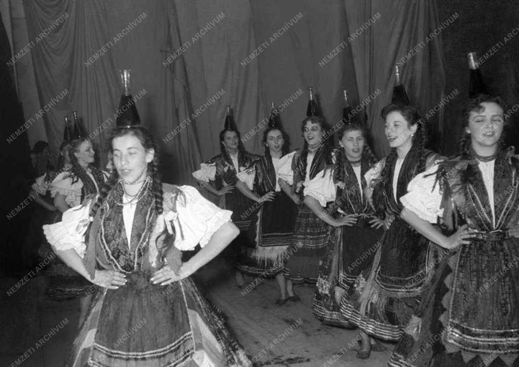 Folklór - A KISZ Központi Művészegyüttesének üveges-tánca