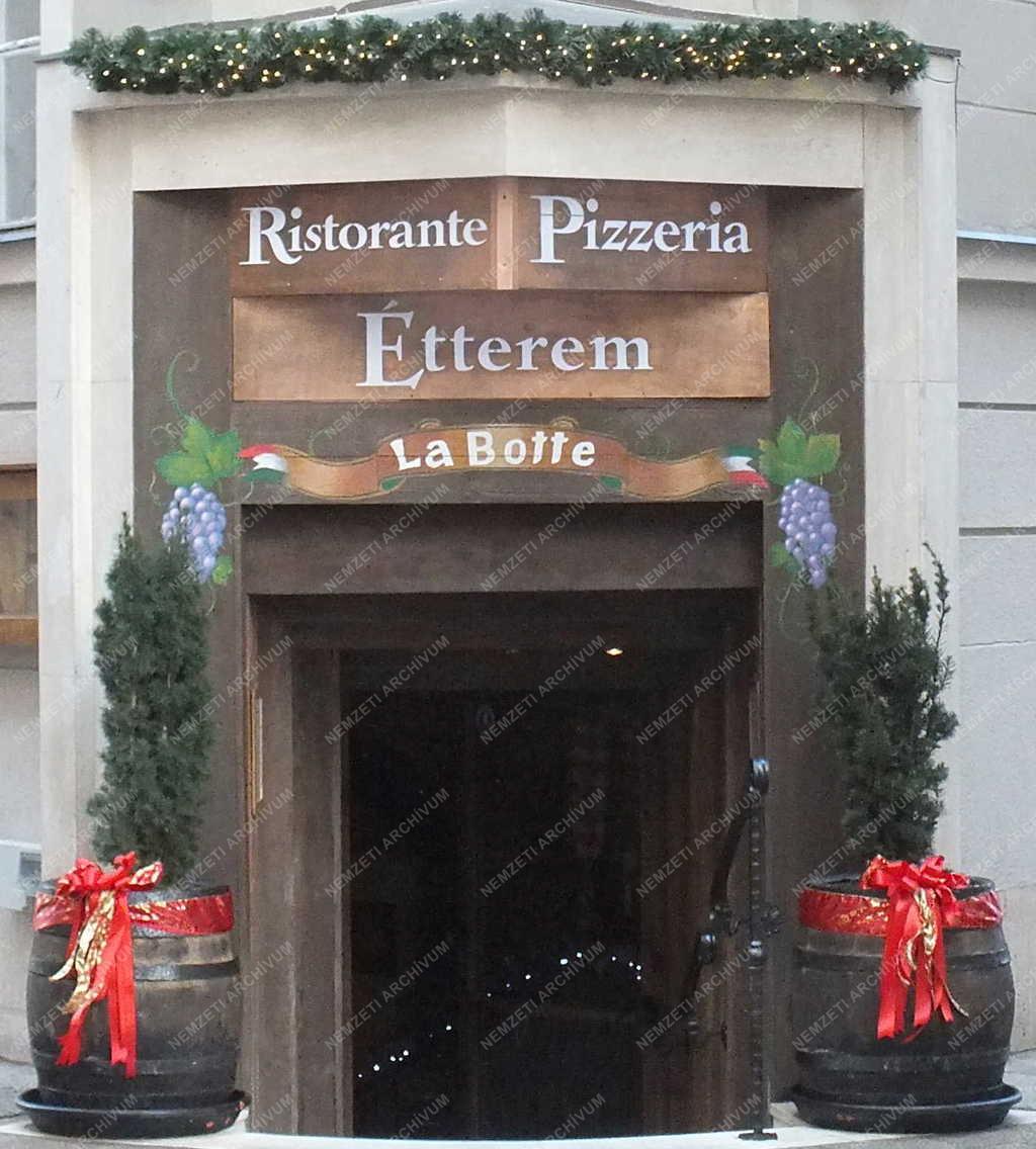 Vendéglátás - Budapest - A La Botte étterem bejárata