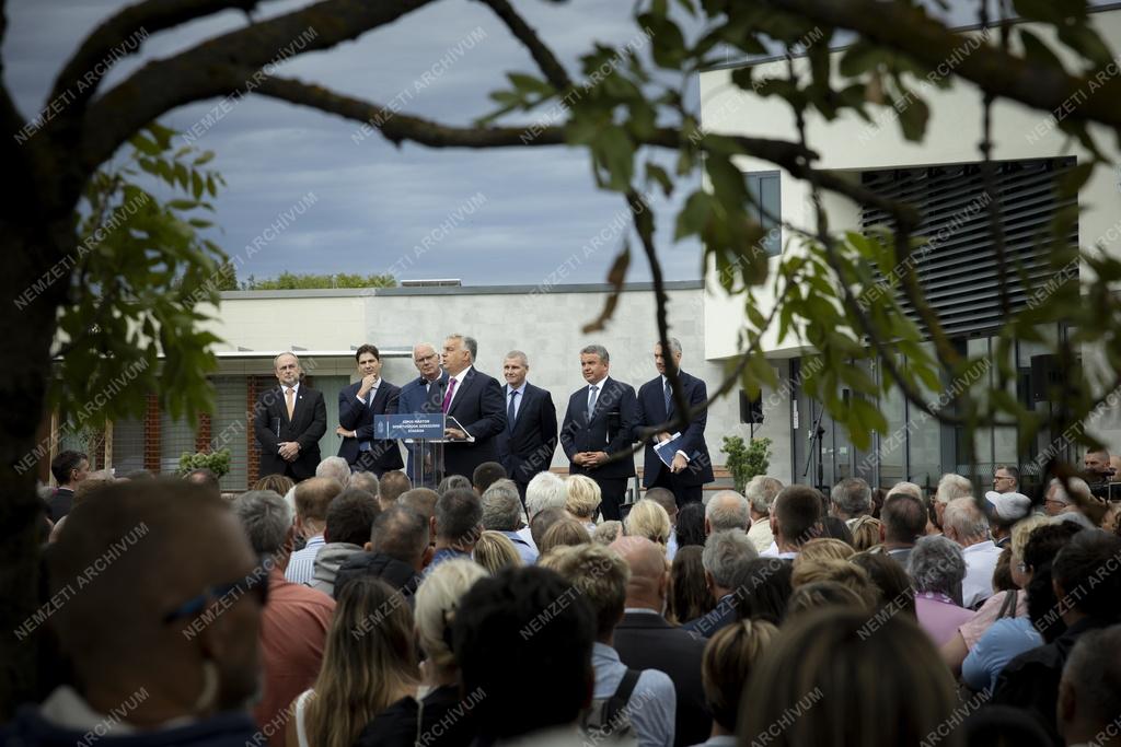 Átadták a Sipos Márton Sportuszodát Szekszárdon